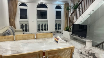 Cho thuê nhà ngõ 150 hoa bằng 38m x6T thang máy