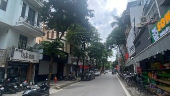 Cần bán nhà mặt phố Linh Lang. 