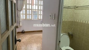 Phòng như hình gần chợ bà chiểu cửa sổ, bếp WC riêng có máy nước nóng