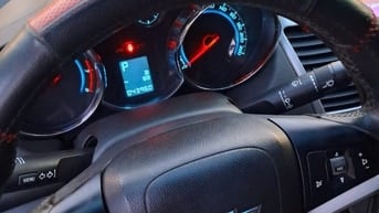 Bán xe Chevrolet Cruze màu đen, số tự động, đời 2015.