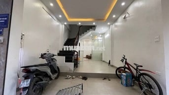 Ô tô đỗ cửa ngày đêm. Mặt tiền rộng - thoáng. Dân xây chắc chắn