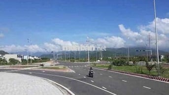 215m. măt tiền đg nhua. xac đg vanh đai. gân khu thương mại tu do.