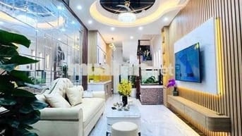 Lò Đúc Nhà mới tinh, ở Ngay Hai Bai Trưng, 3 PN,30m x 5 Tầng, 7.65 tỷ