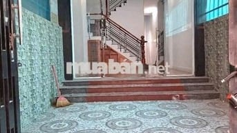 Nhà sach sẽ, dt 4*14m, 1lau,2pn, 2wc,hẽm thông xe hơi,gần chợ