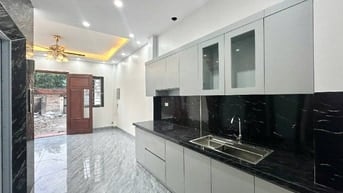 Bác sĩ Lan bán nhà 5 tầng, thang máy, gần chợ, hồ điều hoà, giá 7.6 tỷ