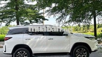 Toyota  LEGENDER sx 2022  2.4 AT 1 cầu chinh chu