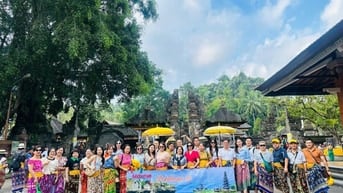 Nhân viên quầy thuốc làm việc tại Nghi Kim, Vinh, Nghệ An