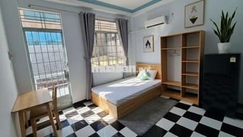 Phòng full nội thất, có ban công ở CMT8 Q3, giáp Q1, giờ tự do