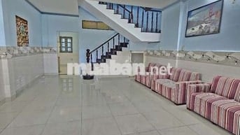 Nhà dt rông rãi ,sân trước đậu ôtô ,2pn 2wc hợp kd online,vp, gd ở