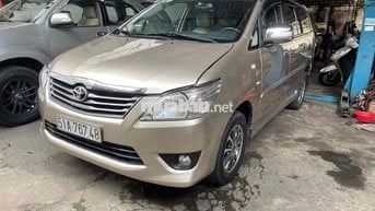 Toyota Innova 2.0E 2014 màu nâu vàng,