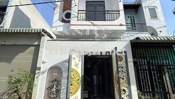 Nhà sổ Hồng riêng.sau chợ phú phong.có phòng ngủ dưới.tặng nội thất