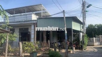 nhà ở hẻm bê tông 4m xe chạy vào tới sân