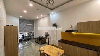 Phòng tầng 1 có bếp riêng, phòng ngủ riêng.