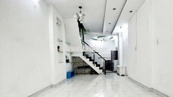 Nhà thuê 4m x 12m, 1 lầu hẻm Nguyễn Tri Phương, Quận 10