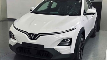 Vinfast VF6 plus xám, trắng nội thất nâu giao ngay