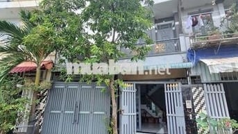 Nhà phố trệt 2 lầu. Có 4Pn 3Wc. Đường trước nhà 5m. Có sổ hồng