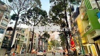 Mặt tiền - nguyên căn đường 3/2 vị trí đẹp, đông đúc