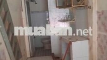 Nhà mặt tiền nhựa có 1 lầu  sạch sẽ thoáng mát