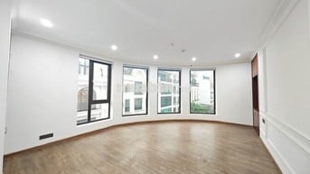Cho thuê văn phòg Lê Văn Lương 130m2 25tr lô góc full kính oto đỗ free