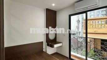 Phòng ngay gần Tây Hồ có ban công cực thoáng và nội thất siêu xịn