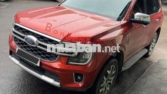 Ford Everest Titanium 4x2 2023 màu đỏ