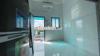 Phòng Cửa sổ trời + ban công chung ngay Phạm Huy Thông