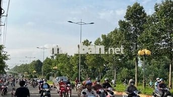 SAU LƯNG CHỢ BÌNH LỘC MẶT TIỀN NHỰA