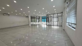 Cho thuê mặt bằng 200m2  toà nhà nằm ngay trung tâm Ngã 6 Bình Dương