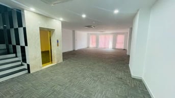 Cho thuê 1 trệt 1 lửng 1 lầu mặt tiền shophouse khu đô thị Vạn Phúc.