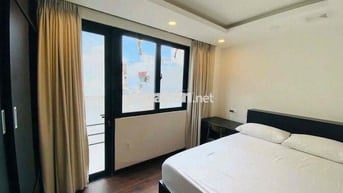 Căn hộ 1PN ban công, full nội thất tone trắng sang trọng, sofa lớn