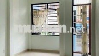 Share phòng trong nhà nguyên căn có ban công và cửa sổ lớn 899337486