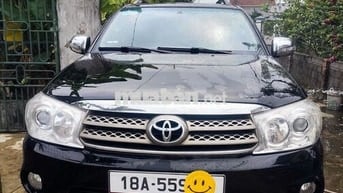Ô tô Toyota Fortuner 2011 màu đen, chạy dầu