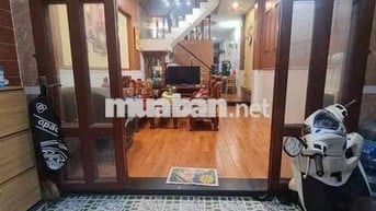 Cho thuê nhà mới 2 tầng (4m x 18m) có 3 phòng ngủ hẻm ô tô gần chợ