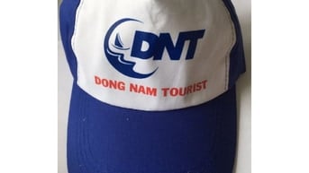 Địa chỉ in nón kết xanh bích mạc trắng logo Dong Nam Tourist