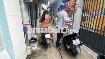 bán nhà 1 trệt 1 lầu đúc . cách chùa viên mình 50m . nhà và hẻm như hi