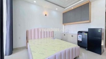 Phòng đẹp tone trắng hồng - ban công rất chi là hợp với chị em