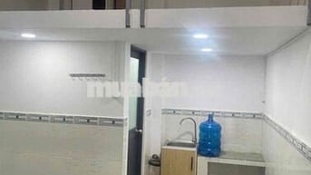 Phòng gác nội thất cơ bản, rộng rãi, sạch sẽ, ở 2-3 bạn, sát Quận 5,
