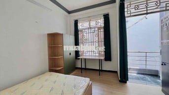 Phòng ban công thoáng mát, gần phố ẩm thực Phan Xích Long