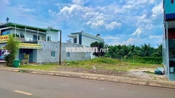 Mặt tiền nhựa ngay chợ 5.5x30 full thổ cư