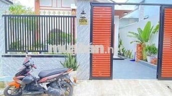 Biệt thự mới xây sạch đẹp ở ngay,hẻm ôtô gần chợ Hóc Môn