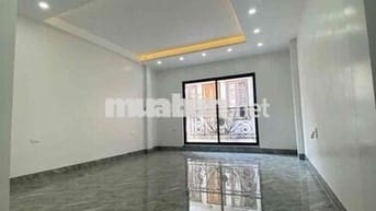 Nhà 6 tầng thang máy Hoàng Quốc Việt, ô tô vào tận nhà
