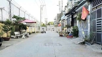 Nhà nguyên căn 2 lầu 2 phòng ngủ 1 phòng nhỏ để đồ. 2 WC