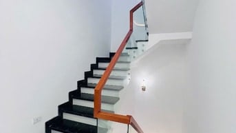 má 7 mới xây xong cần bán gấp đi mỹ với con ở