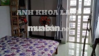 422HBC - nhà 1 trệt + 1 lầu + 1 lửng , hai mặt hèm xe hơi , nở hậu