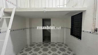 Phòng ngay cầu vượt Sóng Thần,cách khu ĐH Quốc Gia 15 phút xe máy/ bus