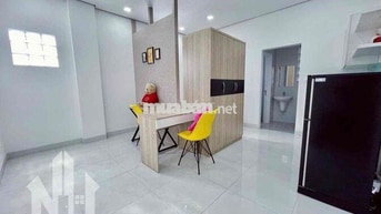 Căn hộ full nội thất cửa sổ lớn ban công giáp Q1 tại Phú Nhuận