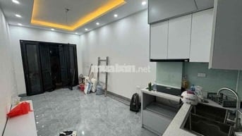 Lô Góc Cầu Giấy 32m2 - 5 Tầng - Gần Phố - Tiện Ích - Giá 7,8 Tỷ