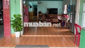 Nhà mặt tiền, nở hậu, nằm trục đường chính.