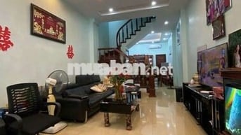 Bán nhà dân Ngọc Thuỵ,Ôtô vào tận nhà, DT 70m, Mt 4,2m.Giá chỉ 13,9 tỷ