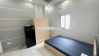 Cho thuê phòng giá rẻ có cửa sổ trời ngay mặt tiền Phùng Văn Cung